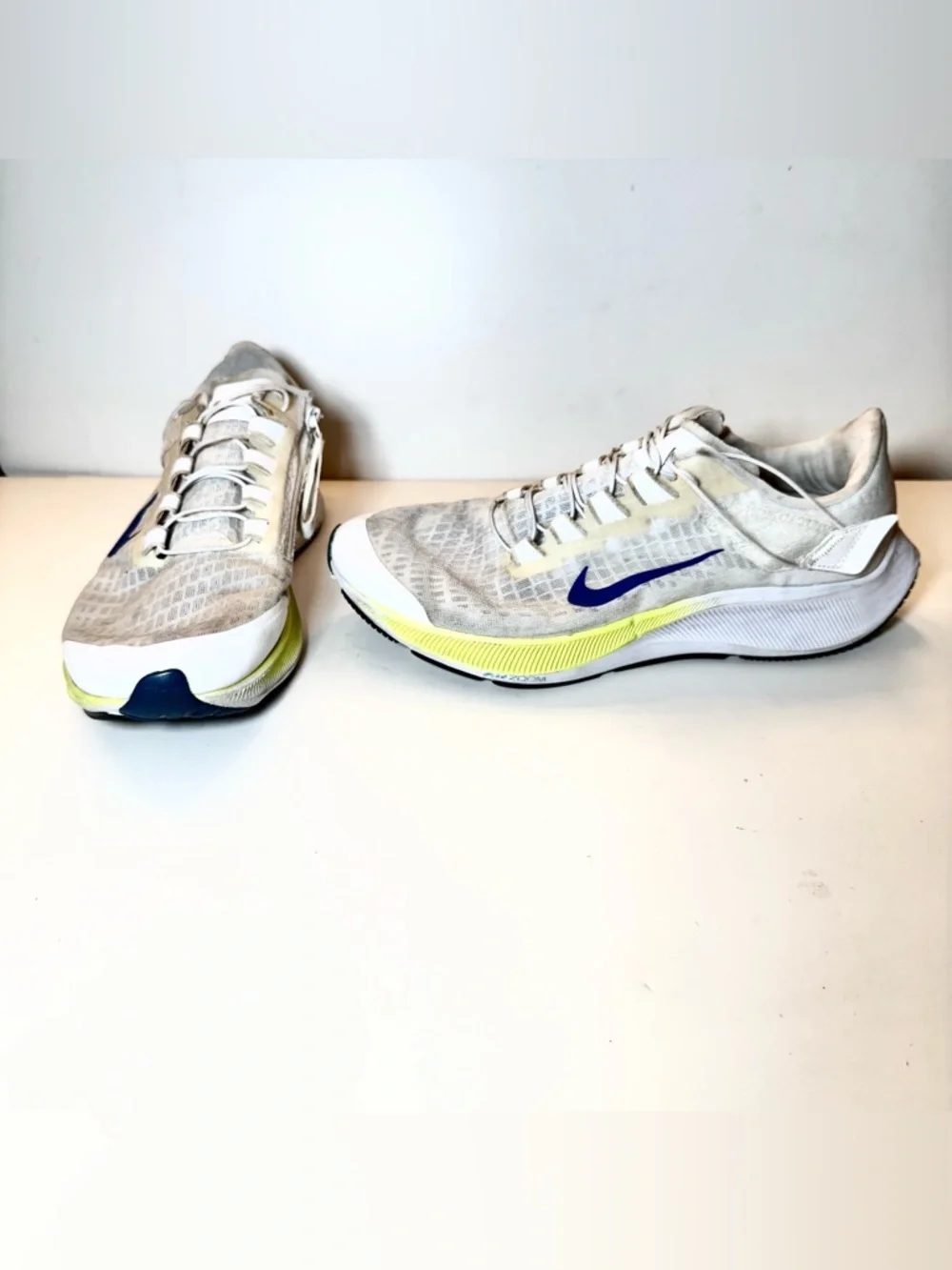 Nike Men's White and Blue Boat-Style Running Shoes with Yellow Accents